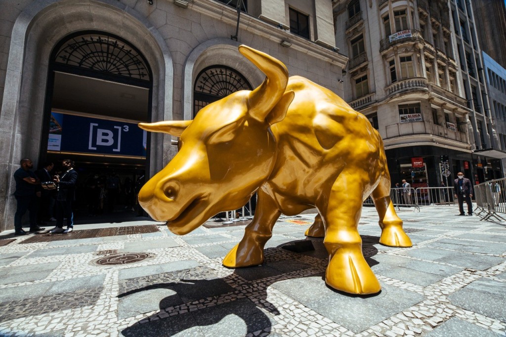 vaca bolsa de valores Escultura foi colocada no mesmo local onde tinha sido instalado Touro de Ouro. Vaca magra é instalada em frente à Bolsa de Valores, São Paulo