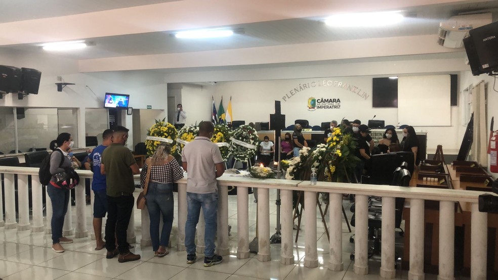Fotos do velório Maurílio Maurílio Sertanejo será sepultado em Imperatriz, no Maranhão. Fotos do velório do cantor Maurílio circulam na internet Luíza e Maurílio