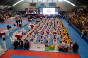 Atletas de karatê perfilados na AABB