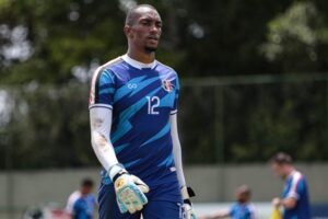 Goleiro Jordan durante treinamento no Santa Cruz