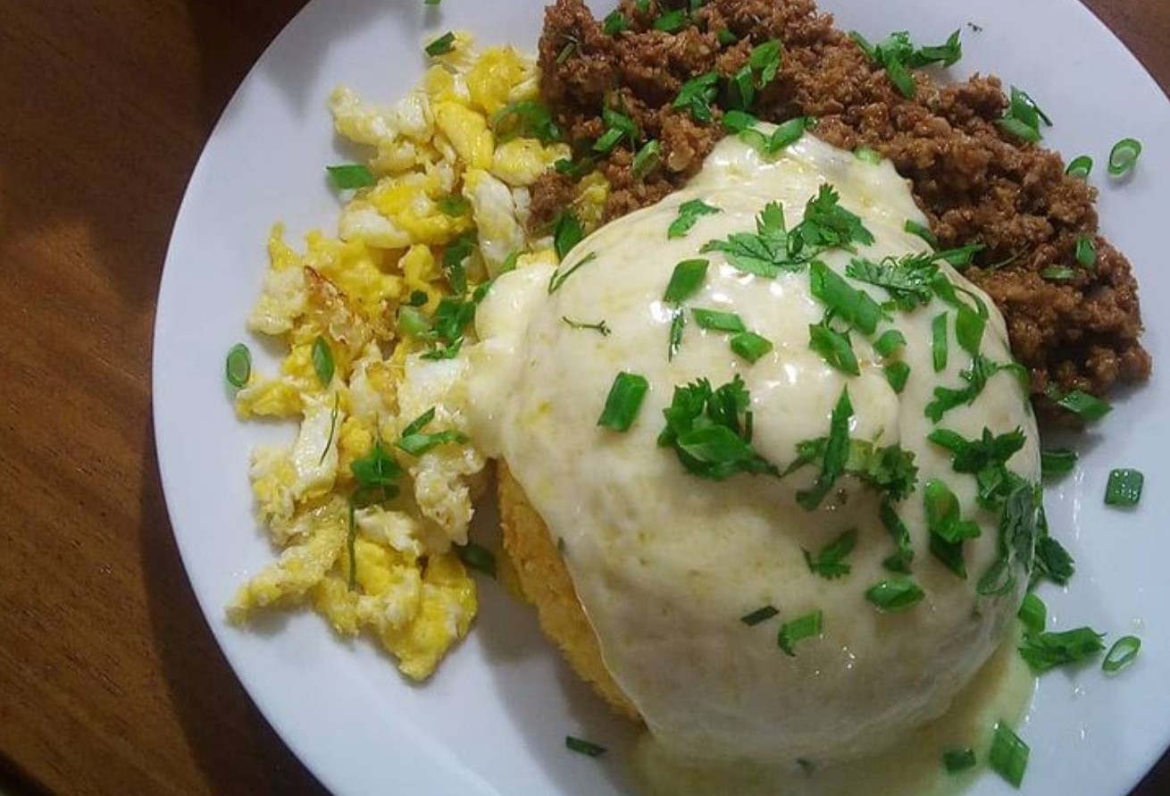 Cuscuz de milho, carne moída, ovos, queijo e cheiro verde
