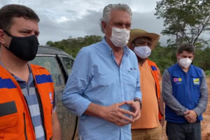 Caiado lidera comitiva por vias de terra na GO-241 para entrega de comida e medicamentos