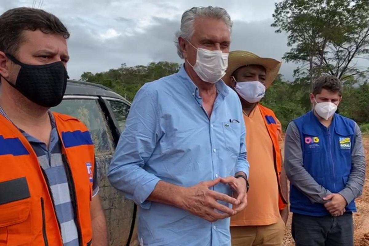 Caiado lidera comitiva por vias de terra na GO-241 para entrega de comida e medicamentos