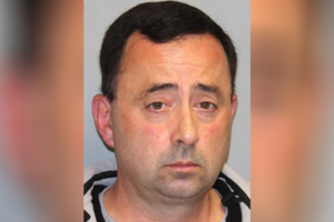 Vítimas de abuso do médico Larry Nassar alcançam acordo multimilionário