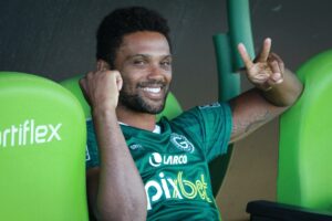 Bruno Mezenga durante treino Goiás