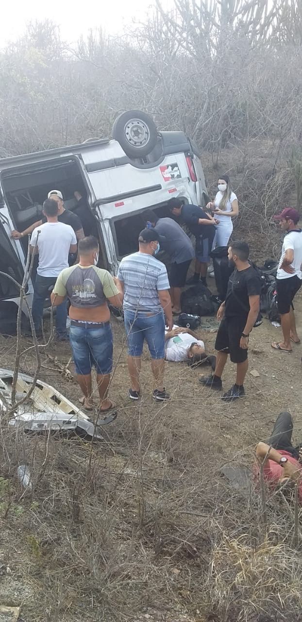 Cantor fez show na noite do último domingo (19), na cidade de São Bento. Veículo com equipe de Gusttavo Lima capota na Paraíba