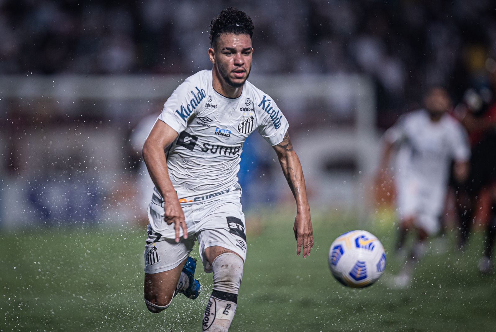 Moraes em ação pelo Santos