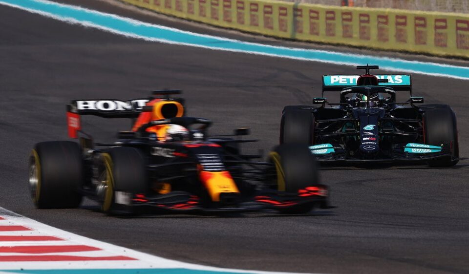 Verstappen e Hamilton durante o último treino livre da temporada