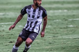 Dedé jogando pelo Goiânia