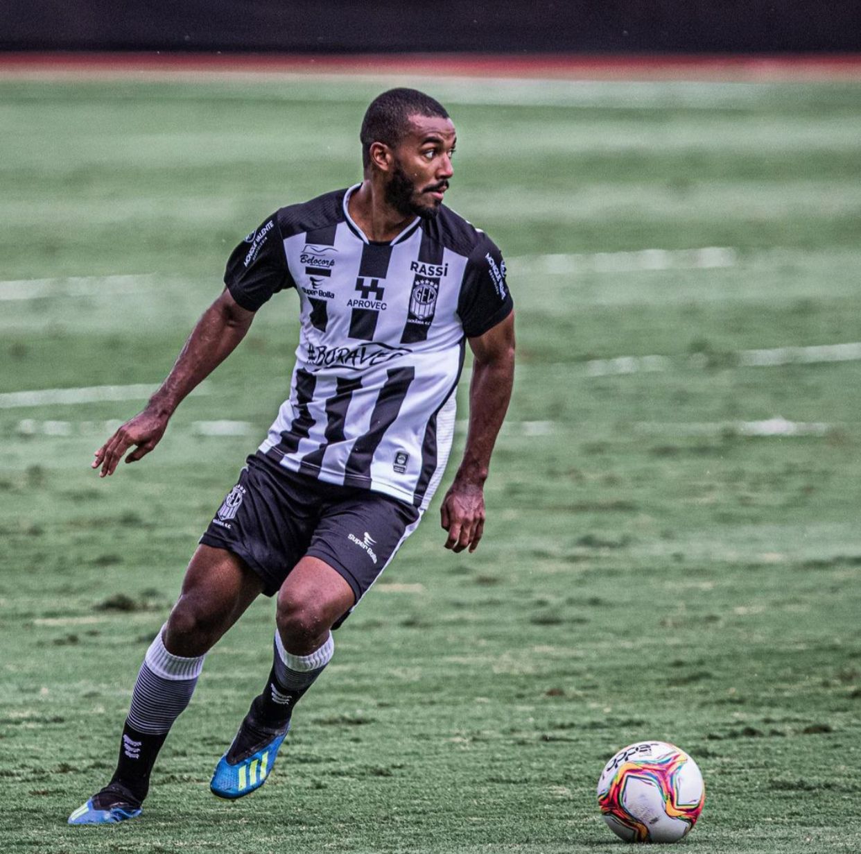 Dedé jogando pelo Goiânia