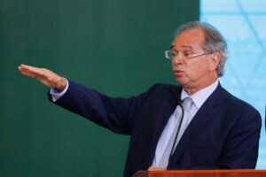 'Brasil está condenado a crescer', diz Guedes, um dia após queda do PIB