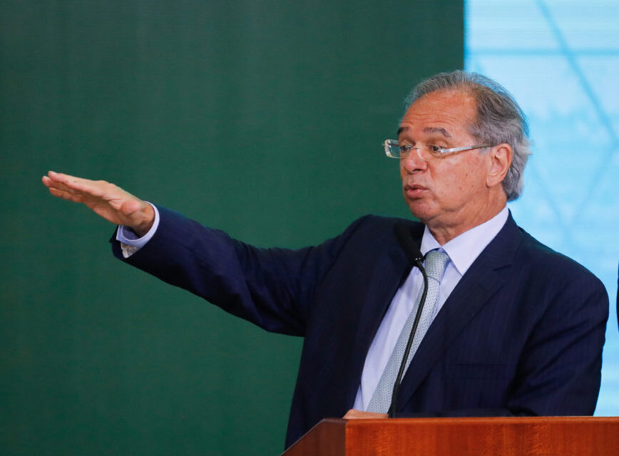 'Brasil está condenado a crescer', diz Guedes, um dia após queda do PIB