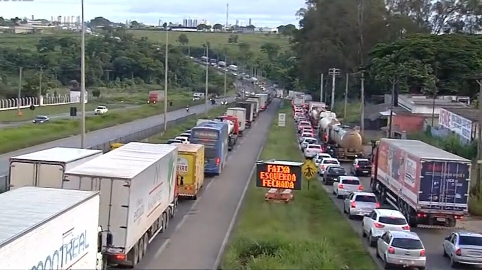 Desvio na BR-153 causa lentidão no trânsito nos dois sentidos da rodovia, em Aparecida (Foto: Reprodução - TVAnhanguera)