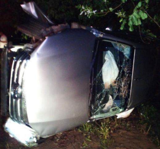 Hilux tombou com o impacto da batida. (Foto: Divulgação/PM)