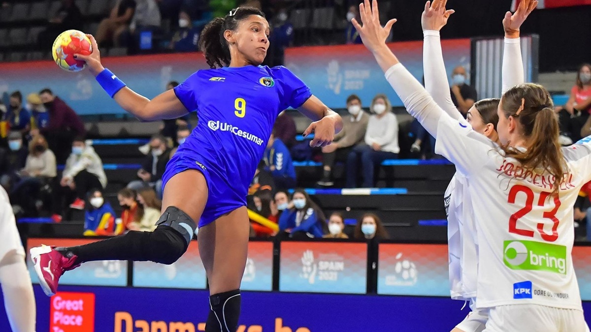 Jogo entre Brasil e Dinamarca no Mundial de Handebol