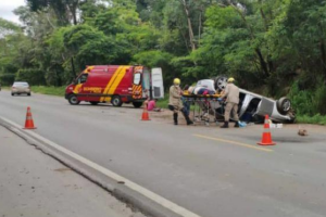 Capotamento deixa três feridos na BR-153 em Valparaíso