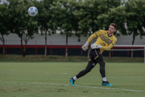 Goleiro Kozlinski durante treinamento no CT do Dragão