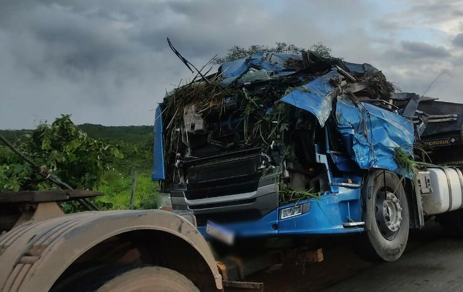Motorista de 50 anos morre após caminhão capotar, na BR-080 em Padre Bernardo