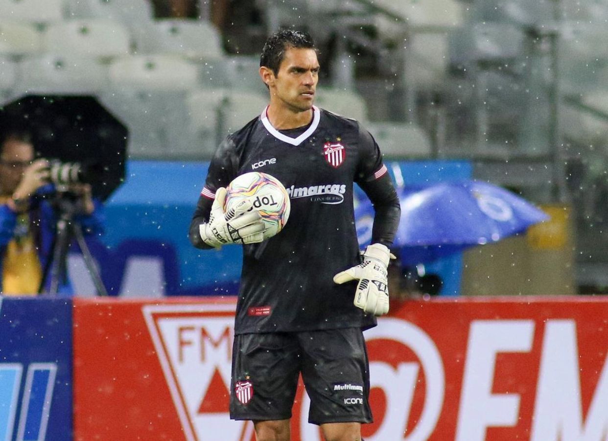 Ricardo Vilar defendendo o Villa Nova-MG