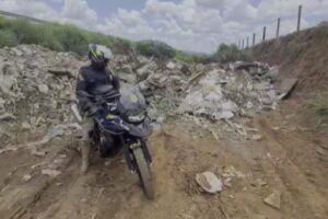 Caminhoneiro joga 100 toneladas de entulho às margens da BR-060, em Guapó (Foto: Reprodução)