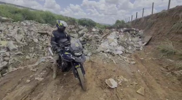 Caminhoneiro joga 100 toneladas de entulho às margens da BR-060, em Guapó (Foto: Reprodução)
