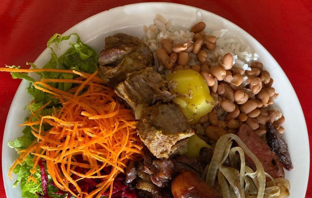 Prato do dia, com carnes, churrasco e saladas diversas 