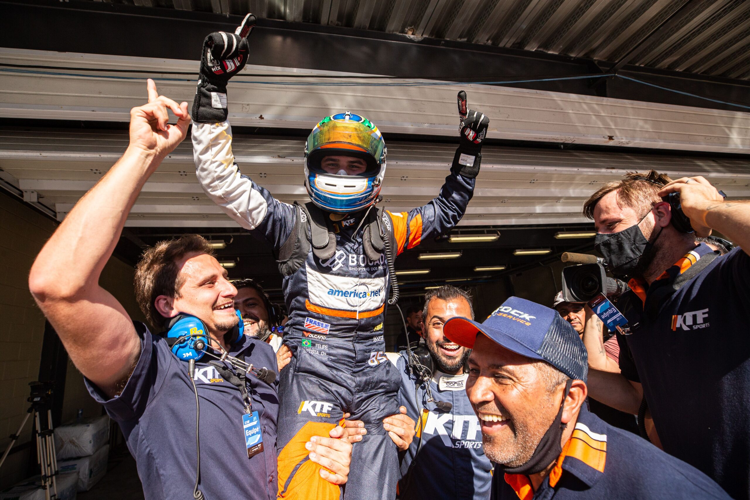 Felipe Baptista comemorando o título da Stock Light