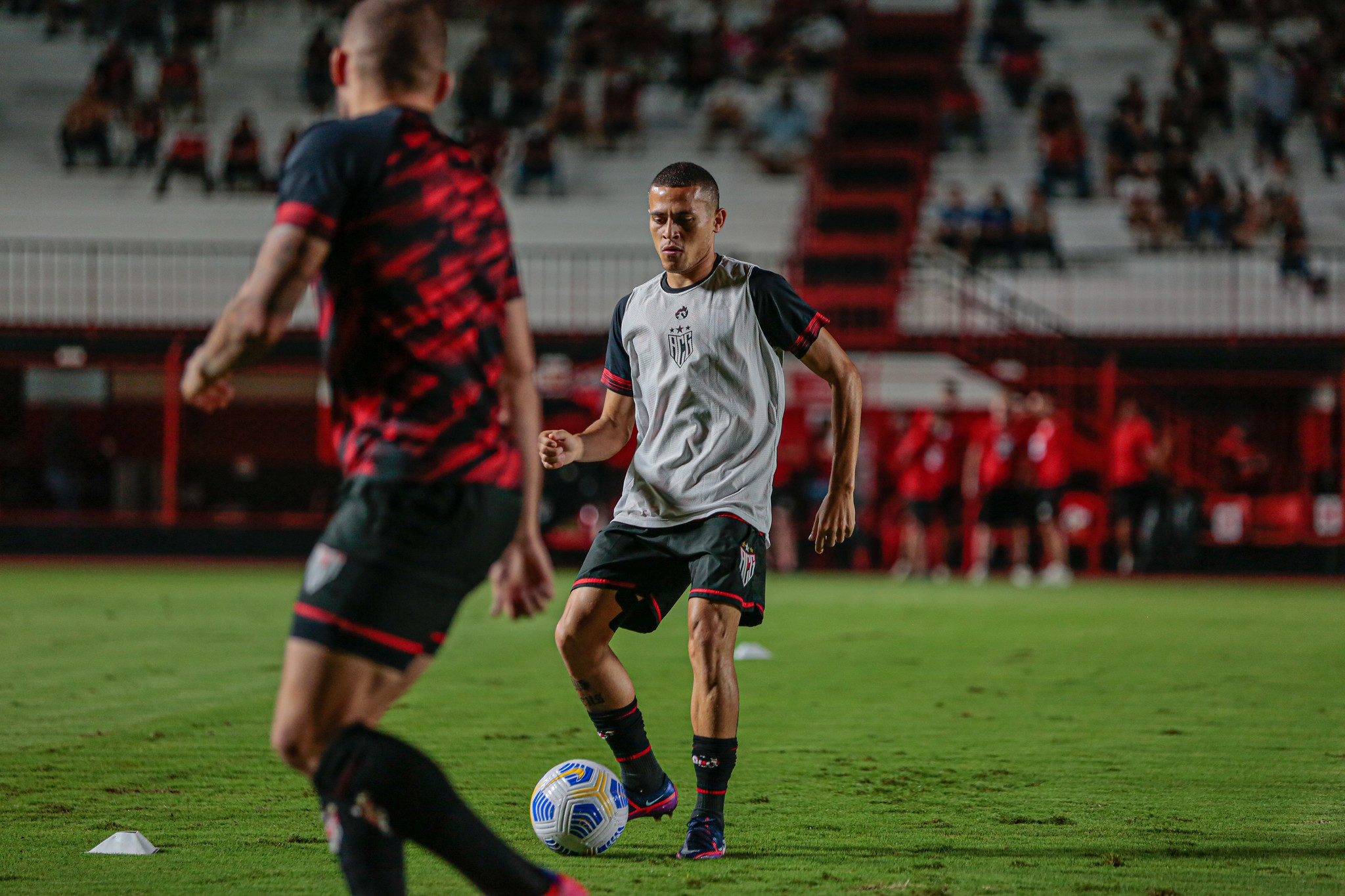 João Paulo aquecendo antes de uma partida da Série A