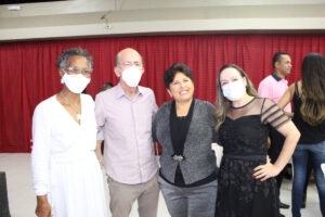 Reeleita presidente do Sintego, Bia de Lima toma posse