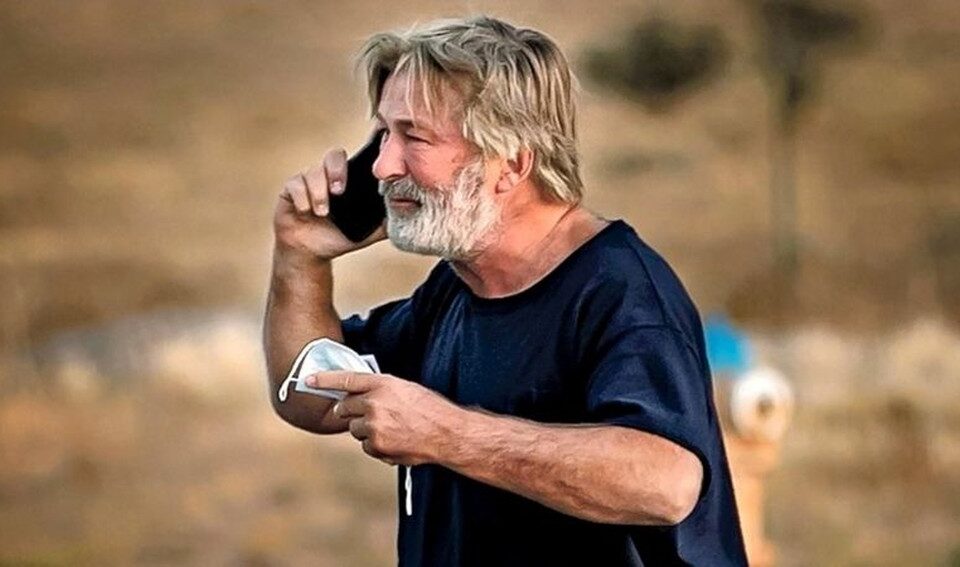 Alec Baldwin terá de entregar seu celular à polícia após tiro fatal em set