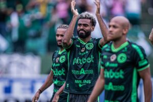 Caio Vinicius aplaudindo a torcida do Goiás