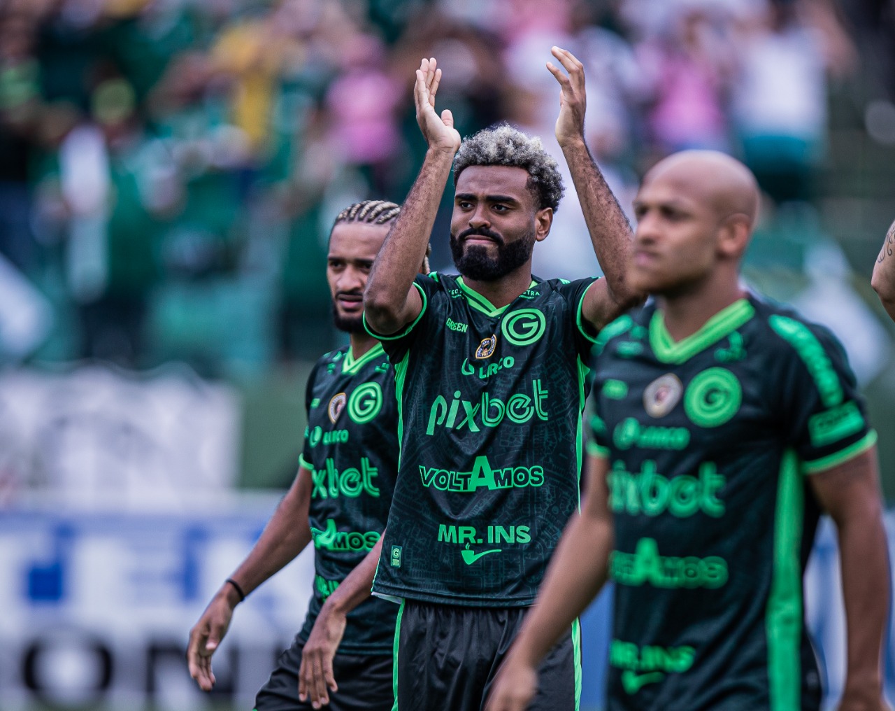 Caio Vinicius aplaudindo a torcida do Goiás