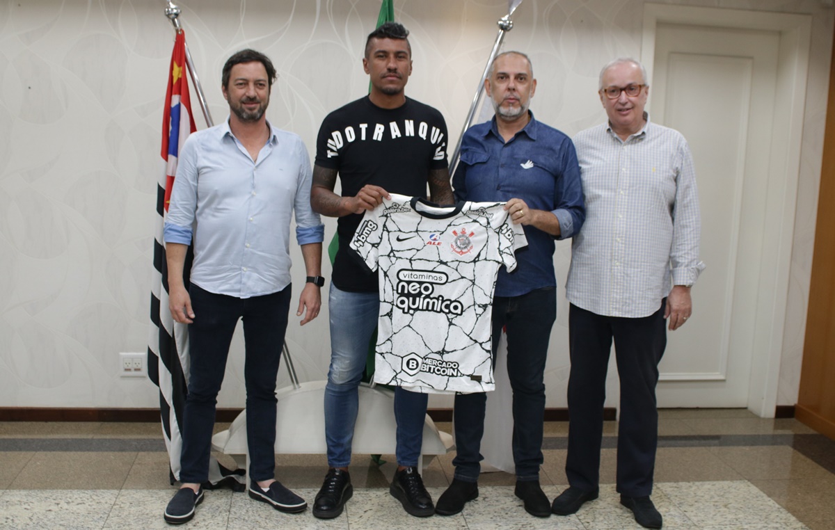 Paulinho recebe a camisa do Corinthians em apresentação