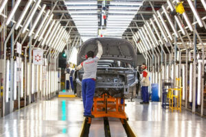 Montadora em Goiás deixa de fabricar 2 mil veículos em 2021 por falta de componente