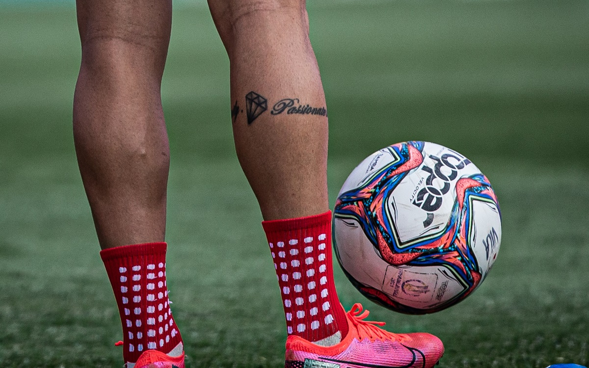 Jogador domina a bola