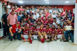 Elenco do Vila Nova comemorando a permanência