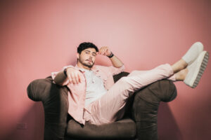 Cantor goiano Manso se apresenta no Teatro Goiânia