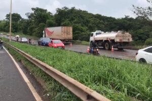 Trânsito flui com lentidão após acidente que deixou cinco mortos na BR-153, em Aparecida -ônibus colidiu com caminhão e carro