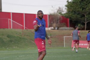 Rafael Donato durante treinamento no Vila Nova