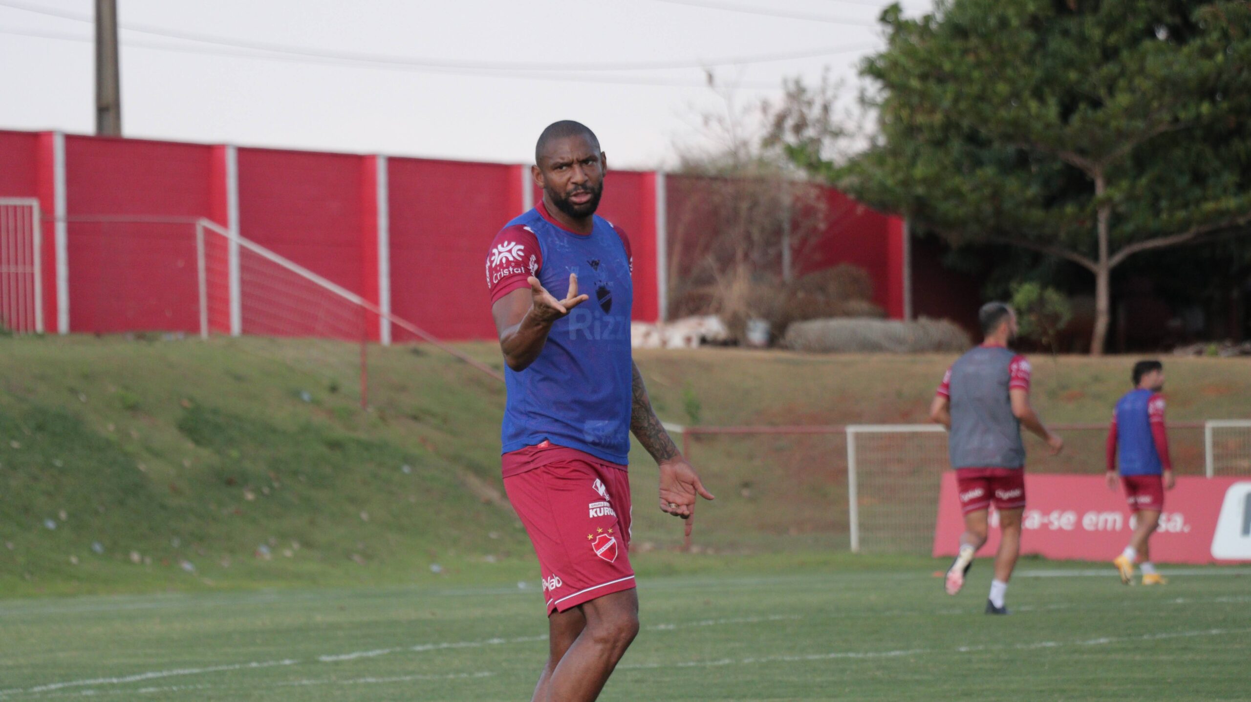 Rafael Donato durante treinamento no Vila Nova