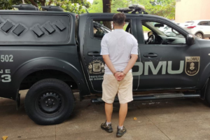 Homem manda mulher convencer o pai a doar casa e ameaça divulgar nudes