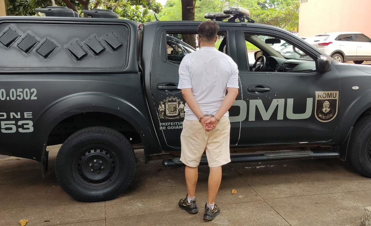 Homem manda mulher convencer o pai a doar casa e ameaça divulgar nudes