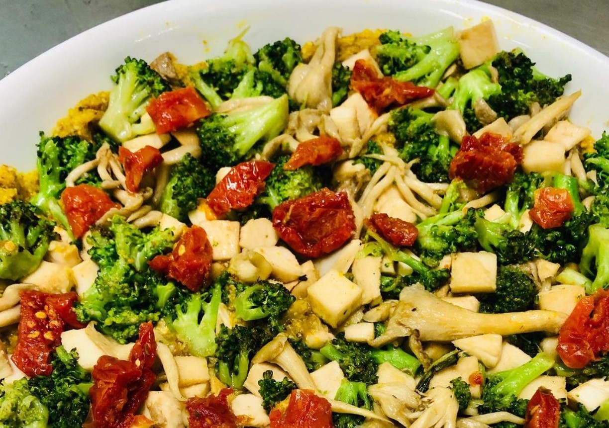 Quibe vegano de cabotiá com ninja, pupunha, shimeji e tomate seco, opção de delivery de comida vegana em Goiânia 