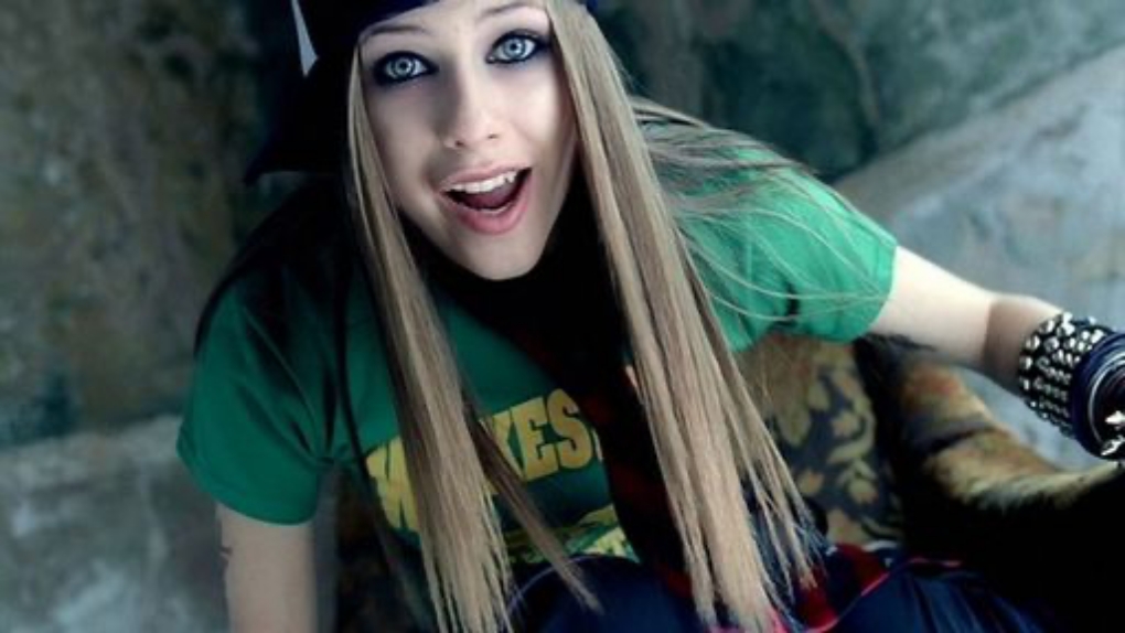 Avril Lavigne anuncia planos de transformar Sk8er Boi em filme