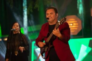 Sertanejo está afastado dos palcos há 23 anos. Alessandro Costa, irmão de Leonardo, retoma carreira musical