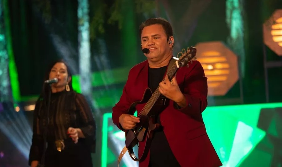 Sertanejo está afastado dos palcos há 23 anos. Alessandro Costa, irmão de Leonardo, retoma carreira musical