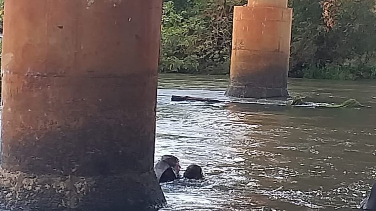 Homem é resgatado com vida após se afogar no Rio Claro, em Cachoeira Alta