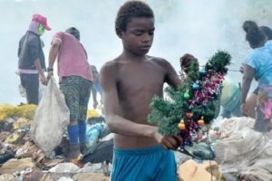 árvore de Natal árvore de Natal em lixão Garoto virou assunto ao ser fotografado encontrando o objeto. Menino que achou árvore de Natal em lixão ganha uma nova após vaquinha