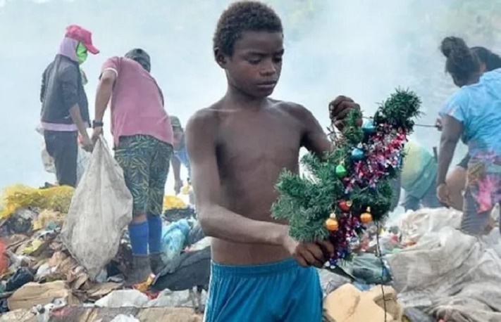 árvore de Natal árvore de Natal em lixão Garoto virou assunto ao ser fotografado encontrando o objeto. Menino que achou árvore de Natal em lixão ganha uma nova após vaquinha