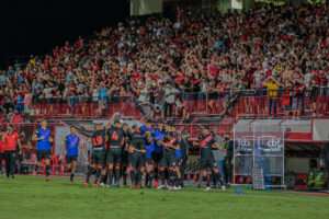 Elenco do Atlético Goianiense comemorando com a torcida